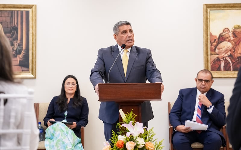 El élder Patricio M. Giuffra, Setenta Autoridad General y presidente del Área de América Central de la Iglesia, habla a los periodistas durante el día de medios para el Templo de Managua Nicaragua el lunes, 7 de septiembre de 2026.