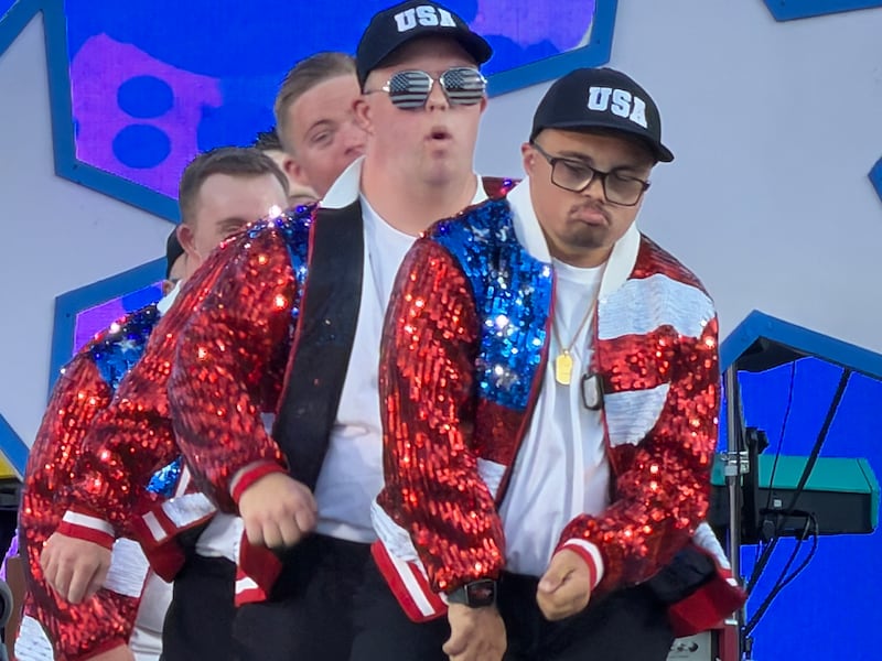 Mario Ray baila frente a una gran multitud con el "Hip Hop Homies with Xtra Chromies" durante el evento Stadium of Fire en Provo, Utah, el 4 de julio de 2026.