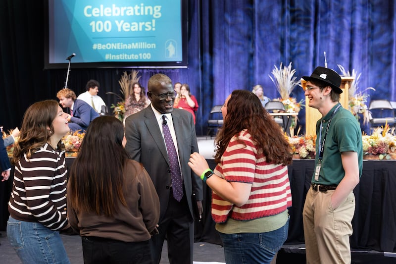 Élder Peter M. Johnson, Setenta Autoridad General, habla con adultos jóvenes antes de una ceremonia conmemorativa devocional de "100 años del Instituto" celebrada en el ICCU Arena en el campus de la Universidad de Idaho en Moscú, Idaho, el sábado 26 de septiembre de 2026.