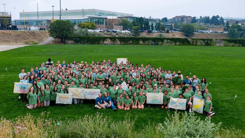 Decenas de jóvenes posan para una foto de grupo en un gran campo en la conferencia «Fortaleza de la Juventud» en Kamloops, Columbia Británica, Canadá, en agosto de 2026.