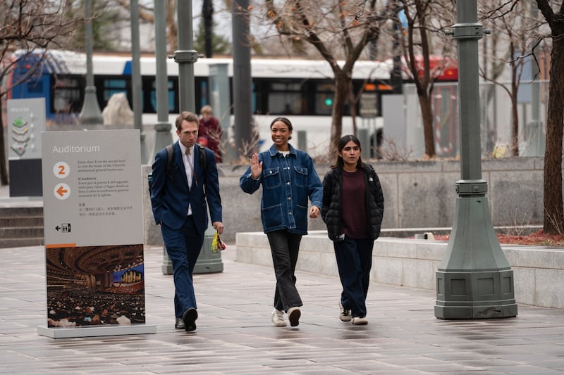 Los estudiantes de Ensign College caminan hacia el Teatro del Centro de Conferencias en Salt Lake City para un devocional con el élder Arnulfo Valenzuela, de la Presidencia de los Setenta, el martes 17 de febrero de 2026.
