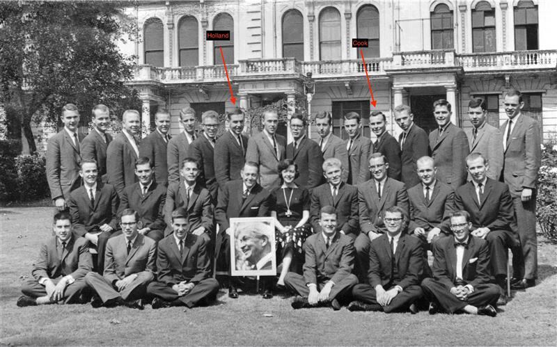El élder Jeffrey R. Holland (flecha a la izquierda) y el élder Quentin L. Cook (flecha a la derecha) sirvieron como misioneros de tiempo completo en Inglaterra desde 1960 hasta 1962. Fueron compañeros durante el verano de 1962.