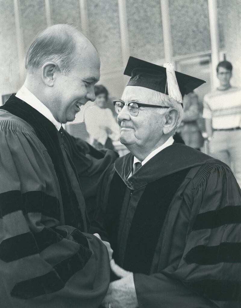 Dallin Oaks, a la izquierda, recibe un apretón de manos y un abrazo del presidente Spencer W. Kimball.