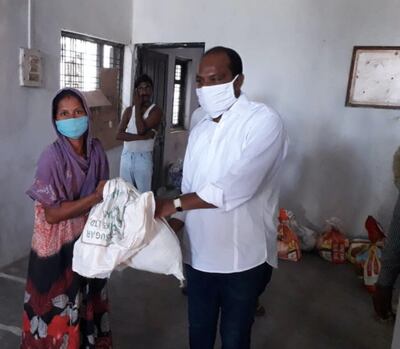 Se distribuyeron kits de alimentos donados por la Iglesia a los trabajadores migrantes en Vidarbha, en el centro de la India.