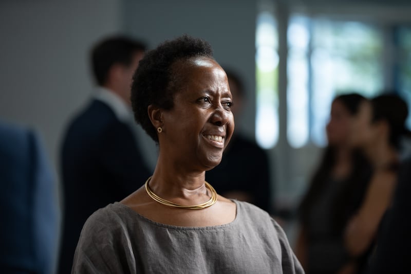 La Dra. Winifride Mwebesa sonríe en el Centro Humanitario en Salt Lake City después de grabar un episodio del podcast de Church News que se lanzó el martes, 25 de agosto de 2026.