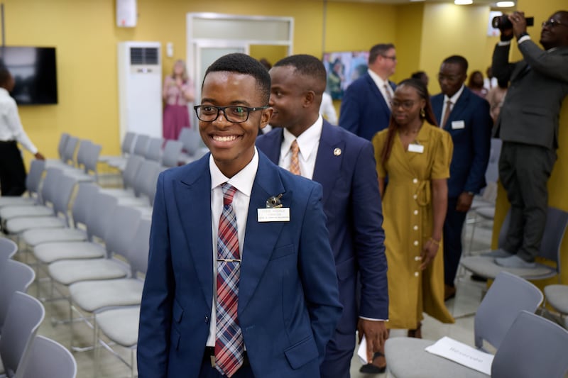 Un misionero sonríe durante una visita con el Élder Ronald A. Rasband del Cuórum de los Doce Apóstoles en el Centro de Capacitación Misional de la República Democrática del Congo el domingo 2 de noviembre de 2025.