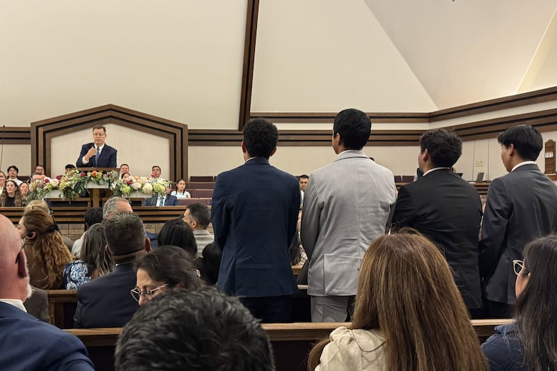 El élder Clark G. Gilbert del Cuórum de los Doce Apóstoles invita a los misioneros a ponerse de pie en el Centro de Estaca Schaumburg Illinois en Chicago, Illinois el domingo 20 de septiembre de 2026.