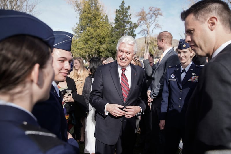 El élder Dieter F.Uchtdorf habla con los guardias de honor de BYU y UVU ROTC después del evento Volkstrauertag en el cementerio militar de Fort Douglas el domingo, 14 de noviembre de 2021 en Salt Lake City.