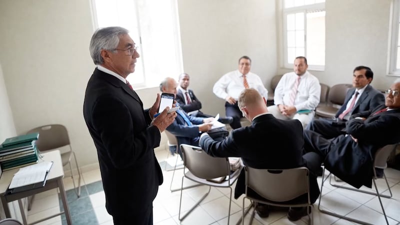 Los hombres participan en una reunión del cuórum de élderes como se muestra en un video de La Iglesia de Jesucristo de los Santos de los Últimos Días sobre el nuevo horario de reuniones dominicales para ver el domingo, 6 de septiembre de 2026.