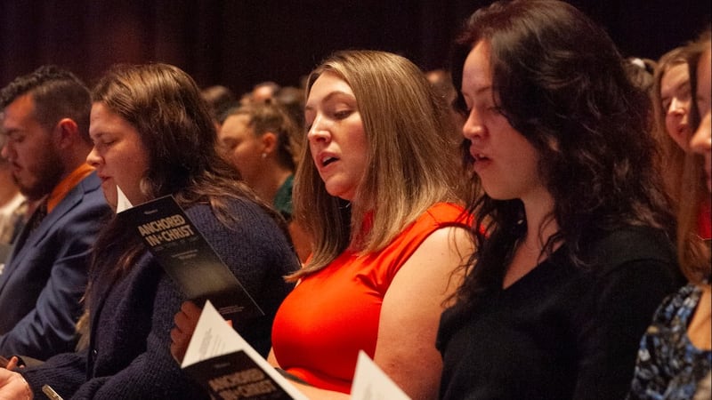 Adultos jóvenes solteros se reúnen para una devocional en el Teatro David H. Koch en Lincoln Center for the Performing Arts en la Ciudad de Nueva York el domingo, 20 de septiembre de 2026.