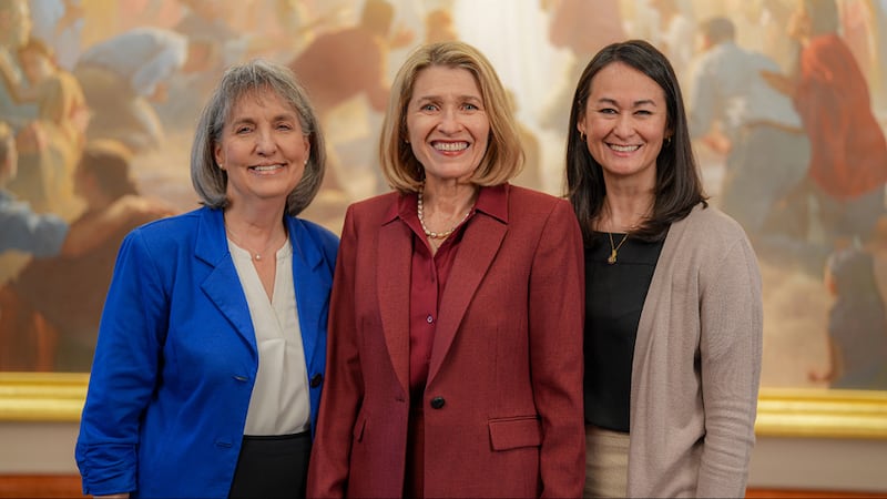 La presidenta general de la Sociedad de Socorro, Camille N. Johnson, posa con sus consejeras, la hermana J. Anette Dennis, a la izquierda, y la hermana Kristin M. Yee, en el Centro de Conferencias en Salt Lake City.