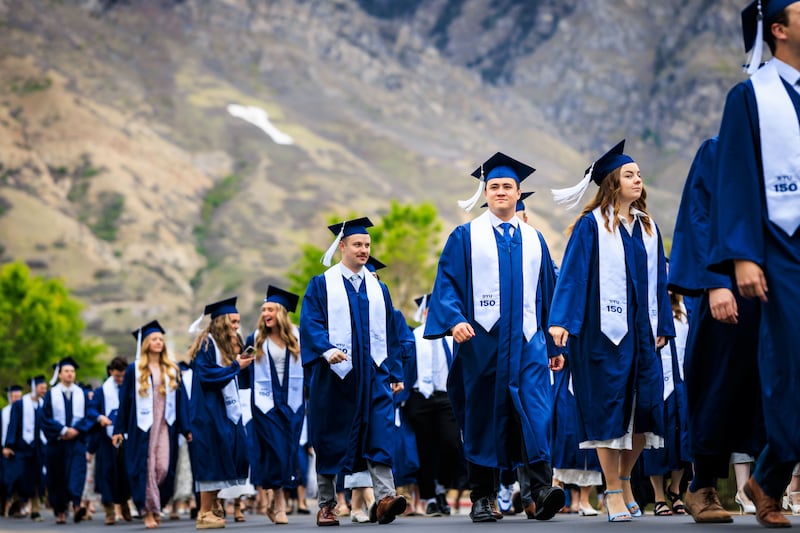 Los graduados de BYU hacen fila afuera del Marriott Center en preparación para la ceremonia de graduación el jueves 23 de abril de 2026, en Provo, Utah.
