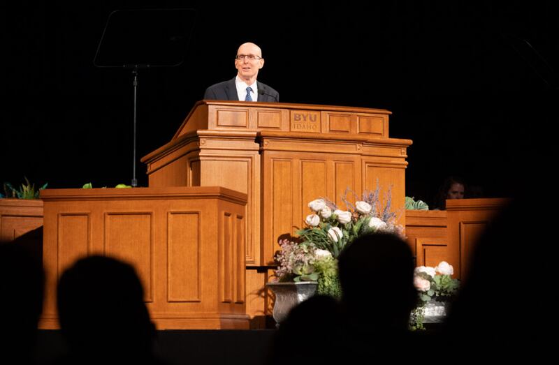 El presidente Henry J. Eyring habla en el primer devocional del semestre de primavera en BYU-Idaho el 19 de abril de 2022.