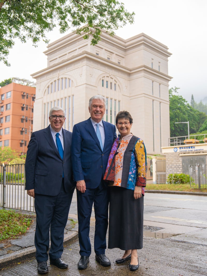 El élder Dieter F. Uchtdorf, centro, la hermana Harriet Uchtdorf, derecha, y el élder José A. Teixeira, izquierda, son fotografiados en el Templo de Hong Kong.