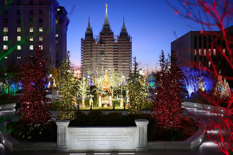 Las luces y decoraciones navideñas se exhiben en Temple Square en Salt Lake City el lunes 24 de noviembre de 2025.