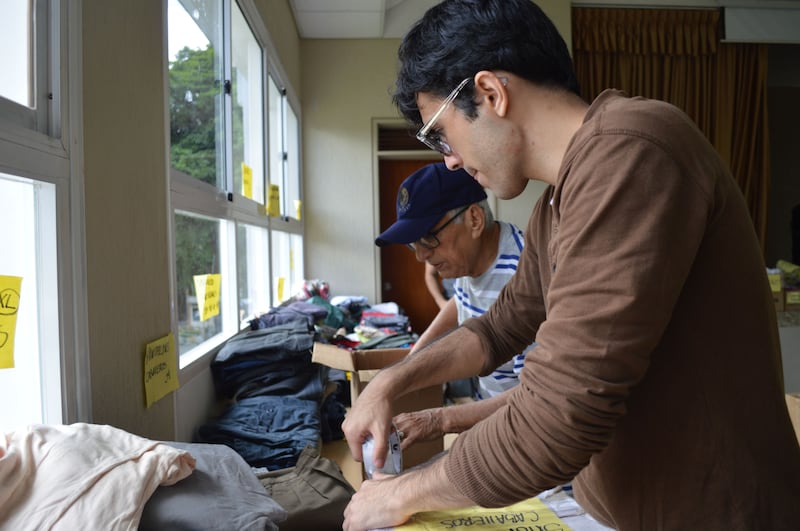 Voluntarios de La Iglesia de Jesucristo de los Santos de los Últimos Días clasifican y empacan ropa donada para los afectados por los terremotos en Venezuela el 29 de junio de 2026.