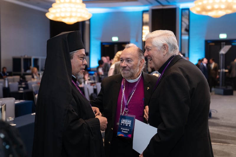 Tres líderes religiosos conversan mientras asisten al Primer Simposio Internacional sobre Libertad Religiosa en Lima, Perú, 4 y 5 de agosto de 2026.
