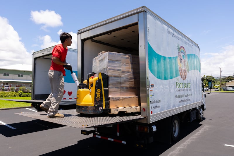 Miembros de La Iglesia de Jesucristo de los Santos de los Últimos Días descargan donaciones de alimentos de la Iglesia en Hilo, Hawái, el 13 de junio de 2026. Hawái es el estado número 50 en recibir una donación en honor al 250.º aniversario de los Estados Unidos.