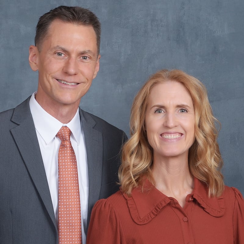 Benjamin W. LeSueur y Emily LeSueur, quienes servirán como presidente y compañera de la nueva Misión Costa de Marfil Daloa a partir de julio de 2026.