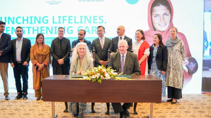 Élder Kelly R. Johnson, Setenta Autoridad General y presidente del Área de Asia de la Iglesia, y Pernille Ironside, representante de UNICEF en Pakistán, posan para una foto en el anuncio de la donación de 1,2 millones de dólares de la Iglesia al esfuerzo de UNICEF para apoyar la atención neonatal y de recién nacidos en Pakistán en Islamabad, Pakistán, el 31 de agosto de 2026.