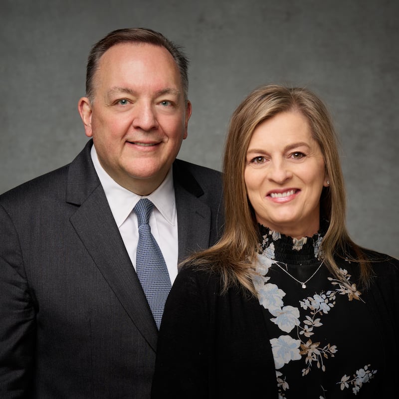 Todd G. Keeney y Melanie Keeney, quienes servirán como presidente y compañera de la Misión Kentucky Louisville a partir de julio de 2026.