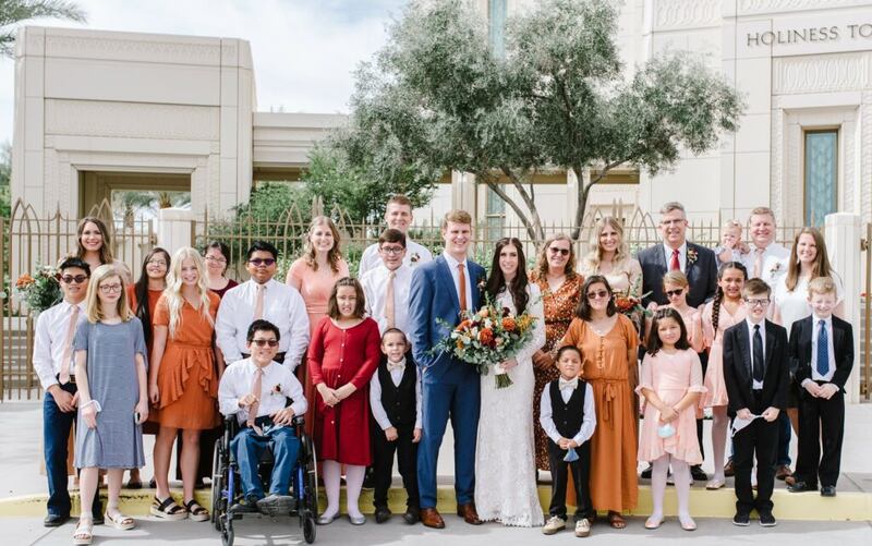 La familia McKendrick está en la boda de Ian y Janae McKendrick en el Templo de Gilbert Arizona, en octubre de 2020. Esta foto incluye a 20 de los 24 hijos de los McKendrick, dos nueras y cuatro nietos.