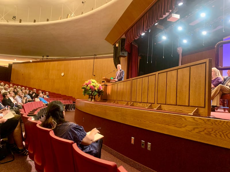 James Toronto cuenta la historia de La Iglesia de Jesucristo de los Santos de los Últimos Días en Italia en un evento en Bountiful, Utah, el 16 de septiembre de 2025, celebrando a los primeros misioneros y miembros de La Iglesia de Jesucristo de los Santos de los Últimos Días en Italia.