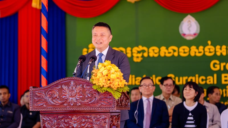 El élder Benjamin M.Z. Tai, Setenta Autoridad General y presidente del Área de Asia de la Iglesia, habla en la ceremonia de colocación de la primera piedra de un nuevo edificio de cirugía pediátrica en el Hospital Pediátrico Nacional en Phnom Penh, Camboya, el 15 de junio de 2026.