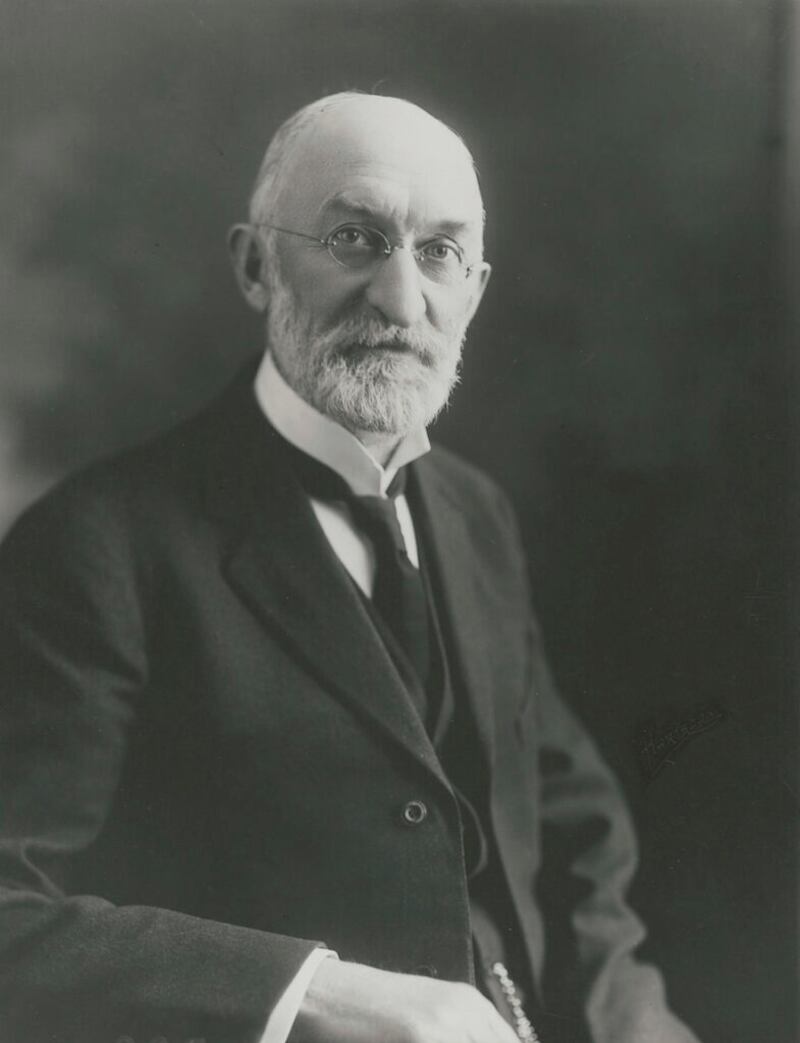 Un retrato del presidente Heber J. Grant tomado por el estudio fotográfico Harstook.
