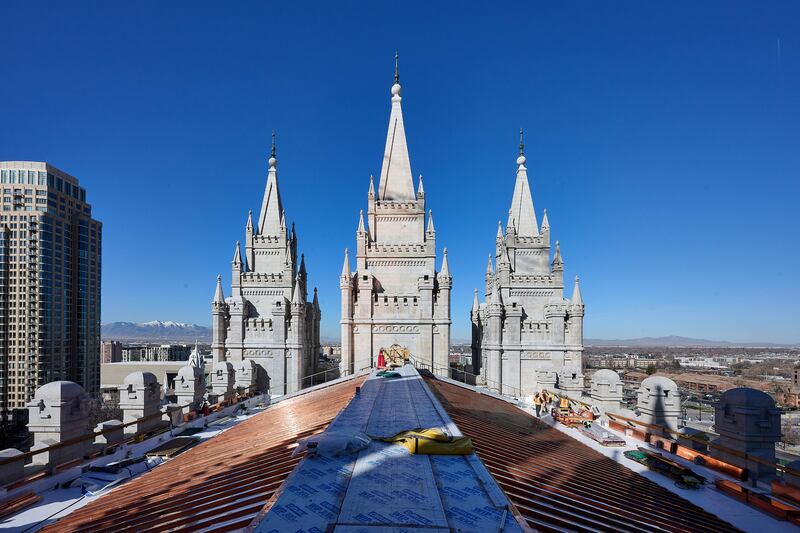 Nuevos revestimientos de cobre instalados en el techo del Templo de Salt Lake, en Salt Lake City. Foto tomada el miércoles 11 de marzo de 2026.