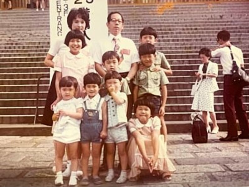 Fotografía de la familia Tokuzawa y amigos en la Conferencia General del Área de Japón del 9 de agosto de 1975. Seiji Tokuzawa tenía 10 años.