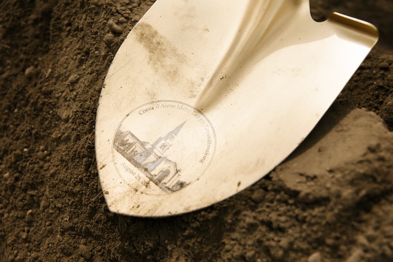 Un primer plano de las palas ceremoniales utilizadas durante la ceremonia de colocación de la primera piedra del Templo de Coeur d'Alene Idaho el sábado, 29 de agosto de 2026, en Coeur d'Alene, Idaho.