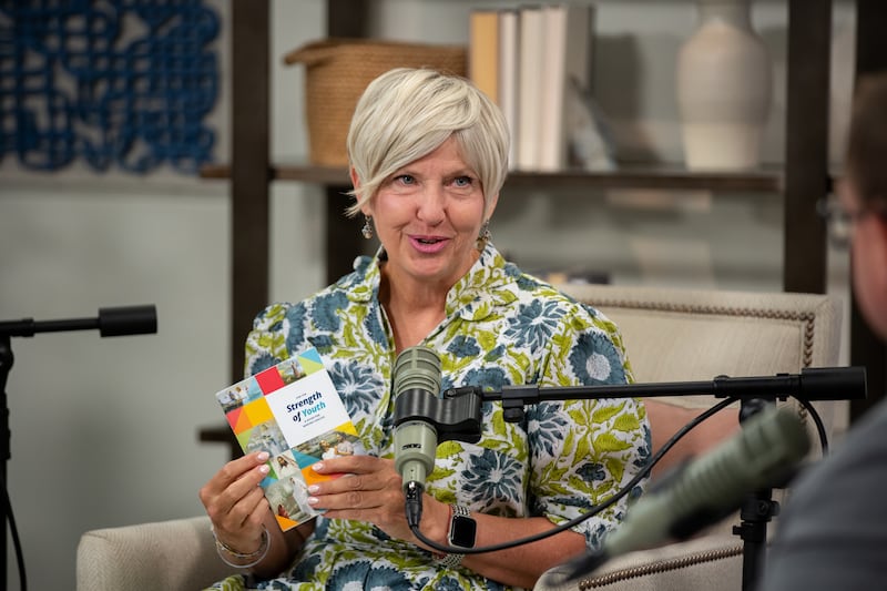 La presidenta general de las Mujeres Jóvenes Emily Belle Freeman sostiene una copia de la guía "Para la Fortaleza de la Juventud" y habla durante una grabación del podcast Church News publicada el lunes 31 de agosto de 2026.