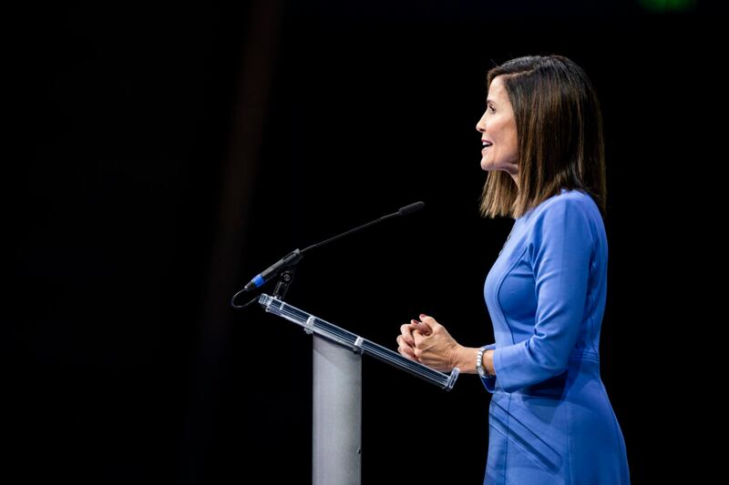La hermana Rebecca L. Craven enseña sobre la dignidad y el comportamiento de un discípulo de Jesucristo durante un devocional de BYU el 19 de octubre de 2021.