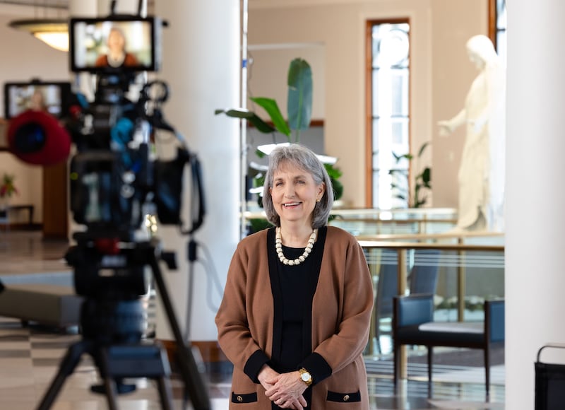 La hermana J. Anette Dennis habla en el Centro de Conferencias en Salt Lake City durante la filmación del devocional mundial de la Sociedad de Socorro de 2026.