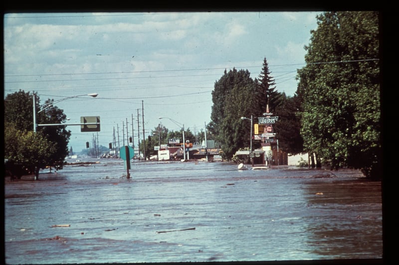 Una foto de North 200 East de Rexburg inundada después del colapso de la presa Teton el sábado, 5 de junio de 1976.