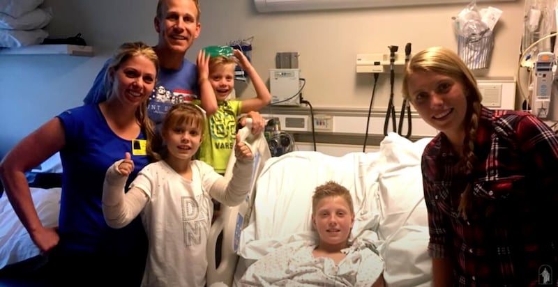 Dallin Woodbury aparece en el hospital con su familia después de un accidente recreacional. Dallin cuenta su historia en un nuevo video de la Iglesia publicado el 23 de junio de 2022.