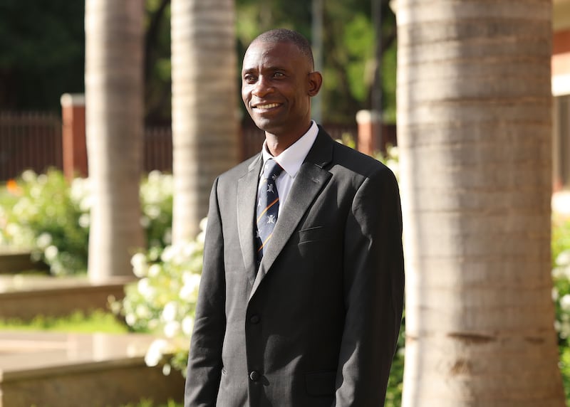 Kilford Shereni está en los terrenos del Templo de Harare, Zimbabue.