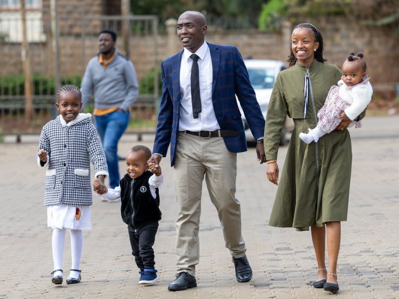 La familia Muange, compuesta por cinco miembros, llega al Centro de Estaca Nairobi Kenia Oeste para la conferencia de estaca el domingo 22 de marzo de 2026.