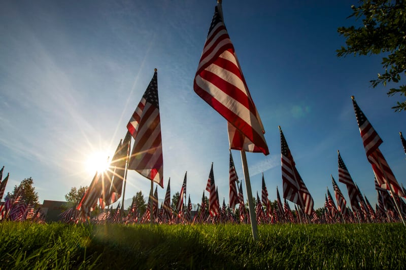 Más de 3.000 banderas estadounidenses en honor a las víctimas de los ataques terroristas del 11 de septiembre de 2001 se muestran en Utah’s Healing Field frente al consejo Municipal de Sandy el lunes, 10 de septiembre de 2018.