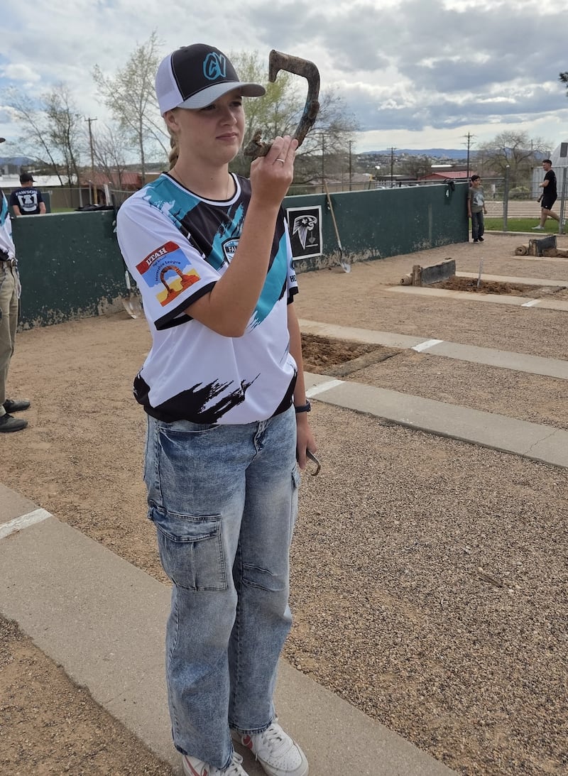 Adilaide Ohms, de 18 años, lanza una herradura durante la temporada de herradura de preparatoria de abril de 2026.
