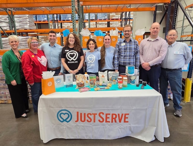 Voluntarios de JustServe y del High Plains Food Bank posan para una foto con donaciones de alimentos de La Iglesia de Jesucristo de los Santos de los Últimos Días en Amarillo, Texas, el jueves 5 de febrero. Un camión semirremolque lleno de alimentos fue entregado al banco de alimentos como parte de una donación más grande a 250 bancos de alimentos en todo el país en celebración del 250.º aniversario de los Estados Unidos.
