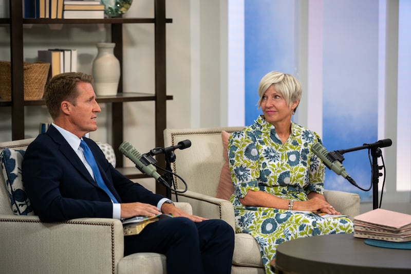 A la izquierda, el Presidente General de los Hombres Jóvenes Timothy L. Farnes y la Presidenta General de las Mujeres Jóvenes Emily Belle Freeman hablan durante una grabación del podcast Church News lanzado el lunes, 31 de agosto de 2026.