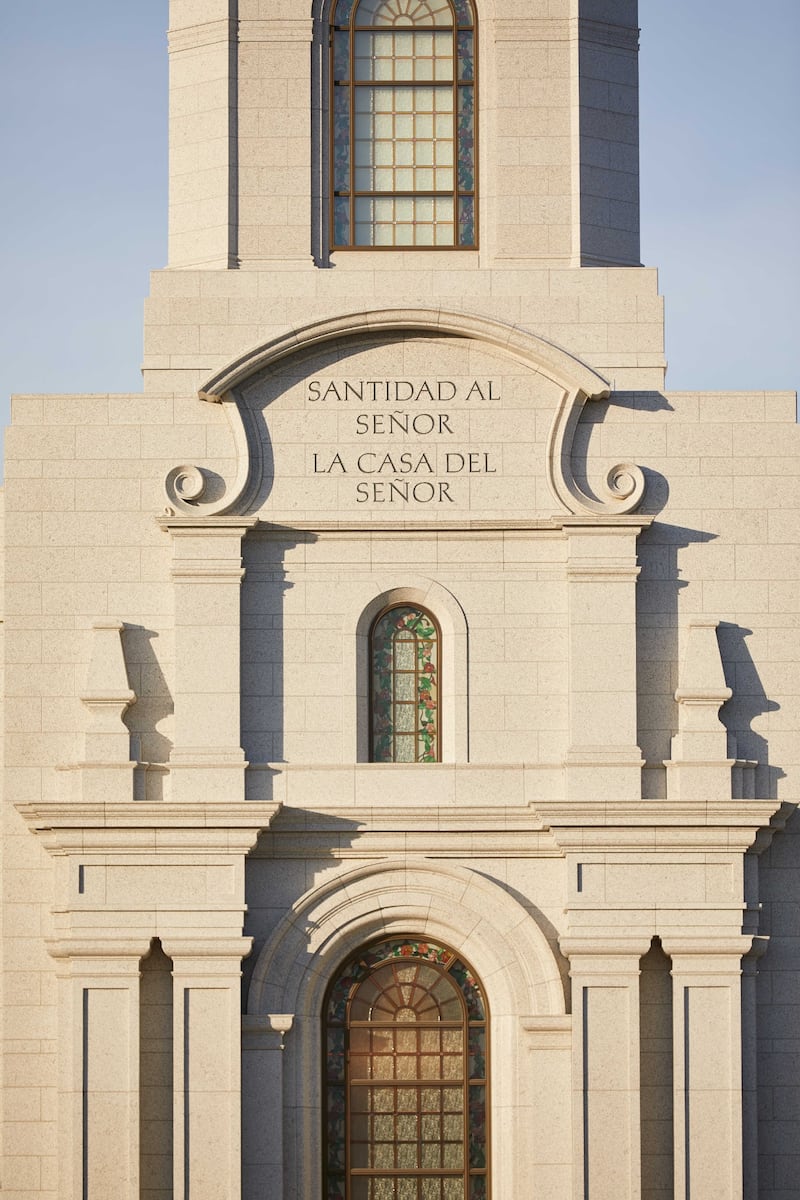 “Santidad del Señor” – “La Casa del Señor” está grabado en el frente del Templo de Arequipa, Perú.