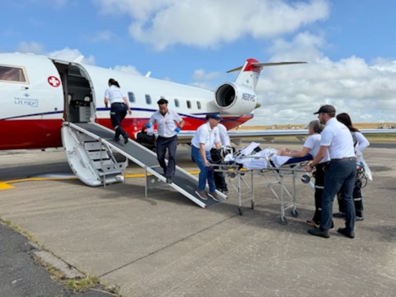 Los miembros de la tripulación de vuelo de Intermountain Health cargan a Estelle Santiago, entonces de 3 años de edad, en un vuelo médico en Uruguay en enero de 2026.