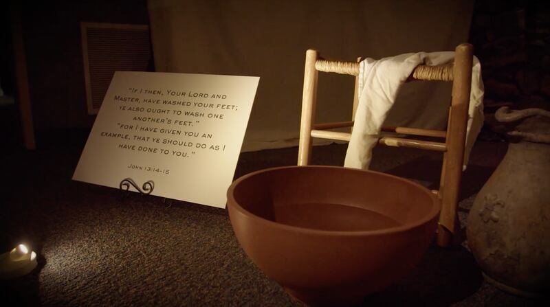 El salón de un centro de reuniones en Herriman, Utah, se transforma para representar una escena de la última semana de la vida de Jesucristo antes de la Crucifixión, los días 9 y 10 de abril de 2025.
