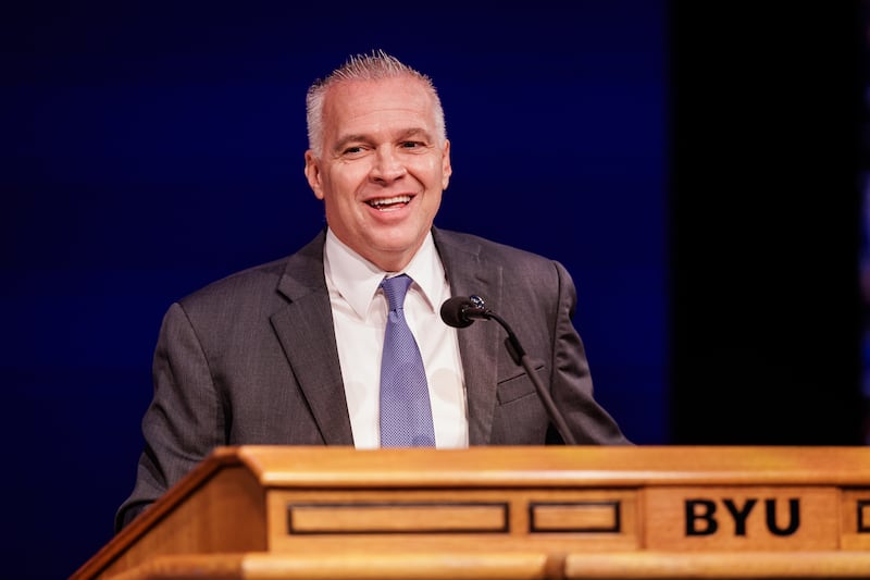 El presidente de la Universidad Brigham Young, C. Shane Reese, habla durante el devocional de apertura del semestre de invierno el martes 13 de enero de 2026, en el campus de la universidad en Provo, Utah.