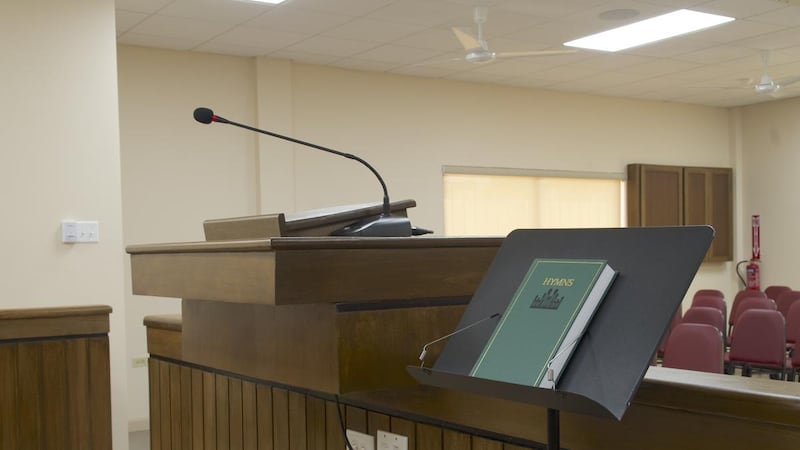 Un himnario y un atril descansan junto al púlpito en una nueva capilla para los miembros de la Rama Curepe de la Estaca Puerto de España de La Iglesia de Jesucristo de los Santos de los Últimos Días en Arima, Trinidad y Tobago, en julio de 2026.