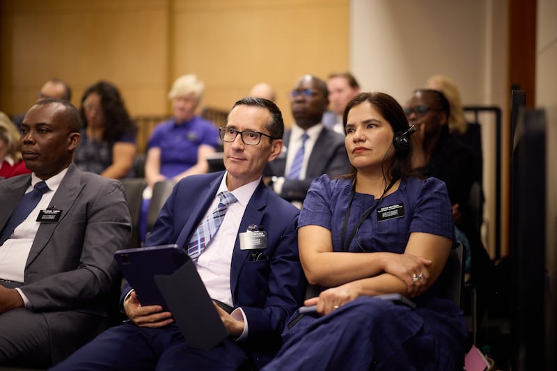 El presidente Enrique Mayorga y su esposa, la hermana María Angélica Bayas de Mayorga, quienes servirán en la Misión República Dominicana Santo Domingo Este, escuchan durante el Seminario para Nuevos Líderes de Misión el sábado 20 de junio de 2026 en el Centro de Capacitación Misional de Provo en Provo, Utah.