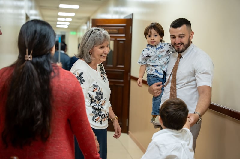 La hermana J. Anette Dennis se reúne con una familia en San Salvador, El Salvador, el 9 de junio de 2026.